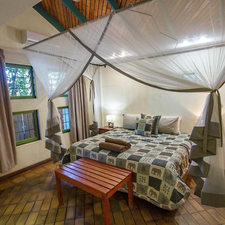 Flatdog Lodge Victoria Falls Exterior photo